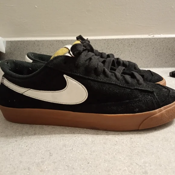 Nike Women Vintage Blazer Low In Black and White with Gum Sole. - Picture 3 of 3